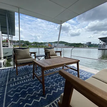 The Black Dog. Houseboat In Dt Knox
